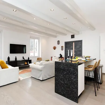 Ginabelayourhosthelper Saint-Tropez